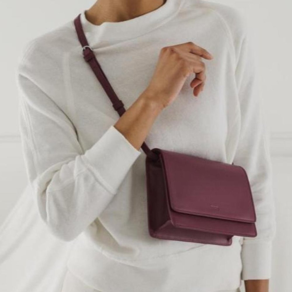 BAGGU CRANBERRY LEATHER STRUCTURED CROSSBODY BAG CLUTCH